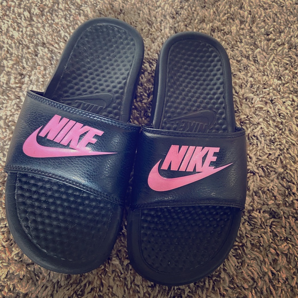 US SIZE 6 NIKE SLIDES